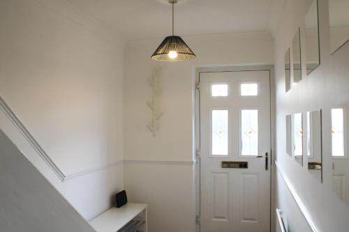 Vchod, Low Cost, 5 Bed with Parking & Large Garden 15 in Bisham Vchod, Low Cost, 5 Bed with Parking & Large Garden 15 in Bisham