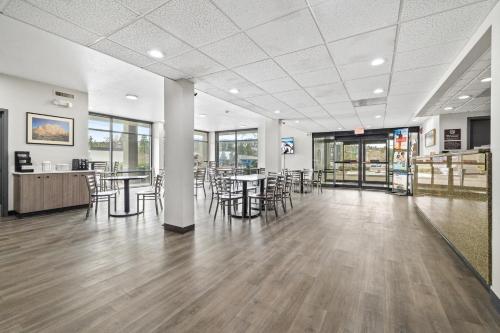 Előcsarnok, Red Lion Inn & Suites Deschutes Bend in Bend (Oregon) Előcsarnok, Red Lion Inn & Suites Deschutes Bend in Bend (Oregon)