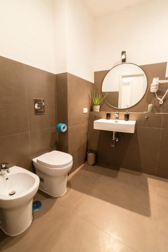 Bathroom, La Hara Apartments near Royal Palace Napoli (Palazzo Reale Napoli) Bathroom, La Hara Apartments near Royal Palace Napoli (Palazzo Reale Napoli)