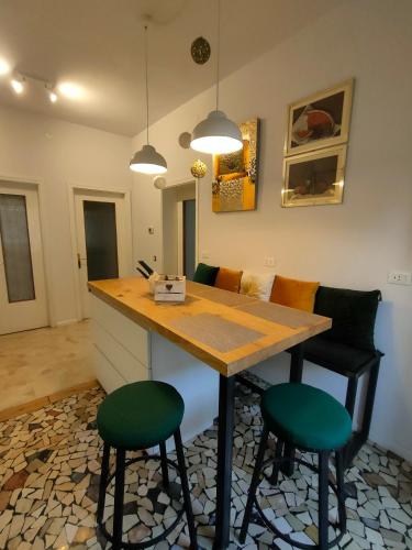 Kjøkken, Zeljko's yellow & brown room in Vicenza Kjøkken, Zeljko's yellow & brown room in Vicenza