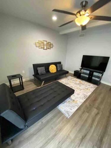 Rare Gem 2 minutes from Downtown in Cedars Rare Gem 2 minutes from Downtown in Cedars