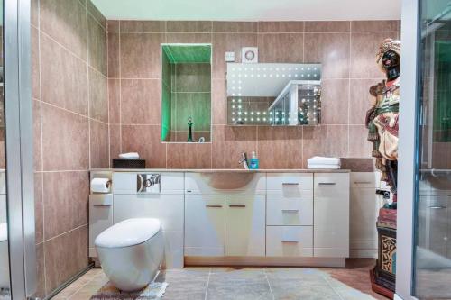 Banyo, Luxury home with Hot Tub, next to golf course. in Huyton Banyo, Luxury home with Hot Tub, next to golf course. in Huyton