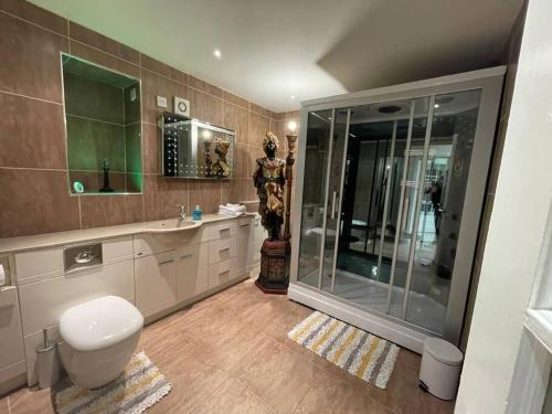 Banyo, Luxury home with Hot Tub, next to golf course. in Huyton Banyo, Luxury home with Hot Tub, next to golf course. in Huyton