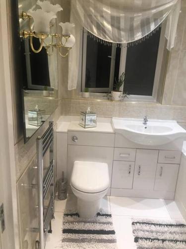 Banyo, Luxury home with Hot Tub, next to golf course. in Huyton Banyo, Luxury home with Hot Tub, next to golf course. in Huyton