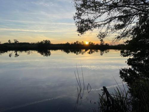 Beautiful Waterfront 1 bedroom #4 in Cleveland (FL) Beautiful Waterfront 1 bedroom #4 in Cleveland (FL)