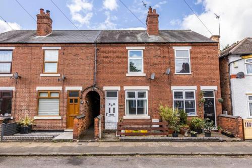 2 bed House sleeps 4 Long Eaton Nottingham Free parking Breedon in Derby Road West 2 bed House sleeps 4 Long Eaton Nottingham Free parking Breedon in Derby Road West