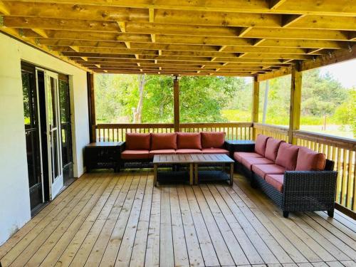 Erkély/terasz, 5 Bedroom Vacation Cottage - King City in King City (ON) Erkély/terasz, 5 Bedroom Vacation Cottage - King City in King City (ON)