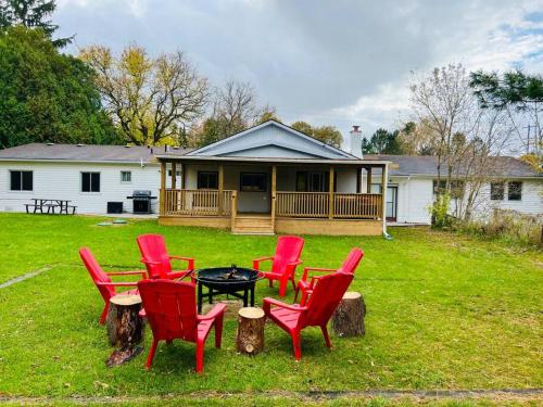 Kert, 5 Bedroom Vacation Cottage - King City in King City (ON) Kert, 5 Bedroom Vacation Cottage - King City in King City (ON)