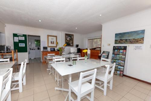 Lobi, Nothando Backpackers Lodge in Plettenberg Bay Lobi, Nothando Backpackers Lodge in Plettenberg Bay