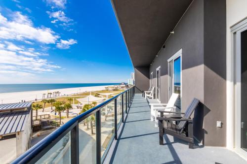 Elegant 4 BR Beachfront, Luxury Condo with Rooftop Pool Next to the Hangout near Sea-N-Suds Restaurant Elegant 4 BR Beachfront, Luxury Condo with Rooftop Pool Next to the Hangout near Sea-N-Suds Restaurant