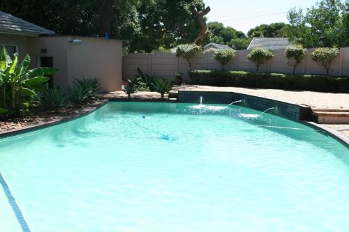 Piscina, Greenfields Guesthouse & Restaurant in Alberton Piscina, Greenfields Guesthouse & Restaurant in Alberton