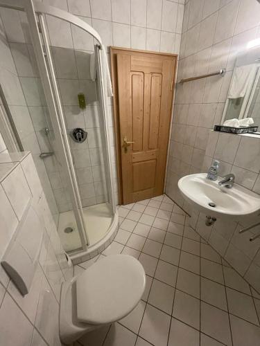 Bathroom, Hotel und Restaurant Gruner Hahn in Elsenfeld Bathroom, Hotel und Restaurant Gruner Hahn in Elsenfeld