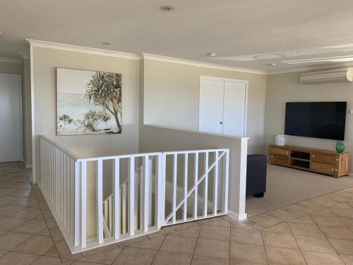 Beachfront Holiday Home with Late checkout in Lake Illawarra Beachfront Holiday Home with Late checkout in Lake Illawarra