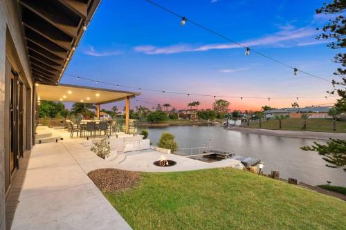 Family Waterfront Escape - Pool, 2 King rooms in Bundall Family Waterfront Escape - Pool, 2 King rooms in Bundall