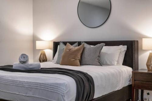 Family Waterfront Escape - Pool, 2 King rooms in Bundall Family Waterfront Escape - Pool, 2 King rooms in Bundall