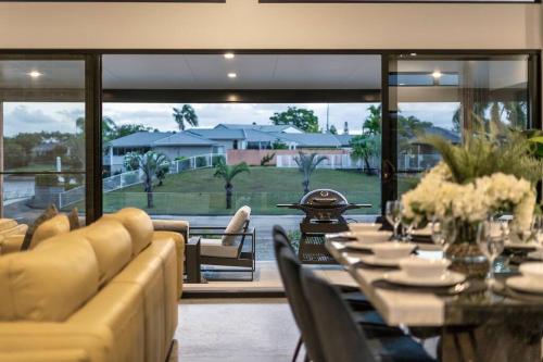 Family Waterfront Escape - Pool, 2 King rooms in Bundall Family Waterfront Escape - Pool, 2 King rooms in Bundall