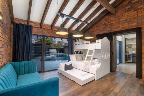 Family Waterfront Escape - Pool, 2 King rooms in Bundall Family Waterfront Escape - Pool, 2 King rooms in Bundall