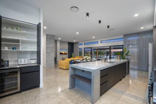 Family Waterfront Escape - Pool, 2 King rooms in Bundall Family Waterfront Escape - Pool, 2 King rooms in Bundall
