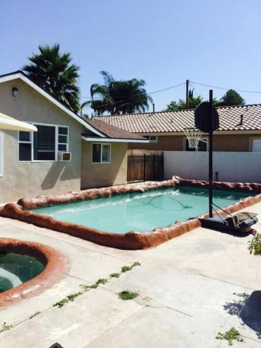 Amazing BBQ POOl home at center of LA美式四房大地泳池烧烤区美屋 in Chino Hills Amazing BBQ POOl home at center of LA美式四房大地泳池烧烤区美屋 in Chino Hills