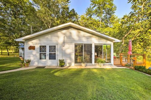 Cozy Waterfront Cottage with Deck on White River! in 科特 (AR) Cozy Waterfront Cottage with Deck on White River! in 科特 (AR)