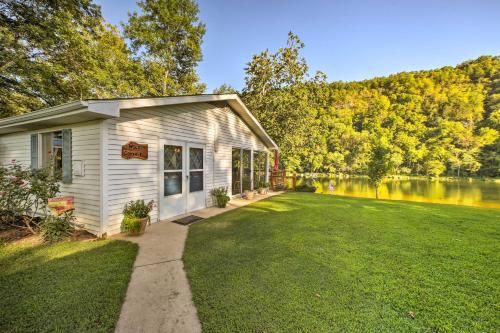 Cozy Waterfront Cottage with Deck on White River! in 科特 (AR) Cozy Waterfront Cottage with Deck on White River! in 科特 (AR)