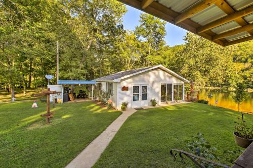 Cozy Waterfront Cottage with Deck on White River! in 科特 (AR) Cozy Waterfront Cottage with Deck on White River! in 科特 (AR)