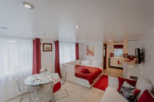 Cannock Chase Guest House Self Catering incl all home amenities & private entrance in Cannock Cannock Chase Guest House Self Catering incl all home amenities & private entrance in Cannock