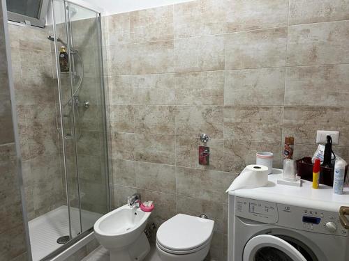 Bathroom, Einaudi Apartment in Cologno Monzese Bathroom, Einaudi Apartment in Cologno Monzese