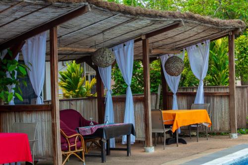 Kolam renang, Hotel Le Marly in Abidjan Kolam renang, Hotel Le Marly in Abidjan