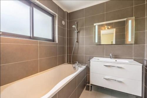Appt de Charme proche centre ville in Saint-Eloi Appt de Charme proche centre ville in Saint-Eloi