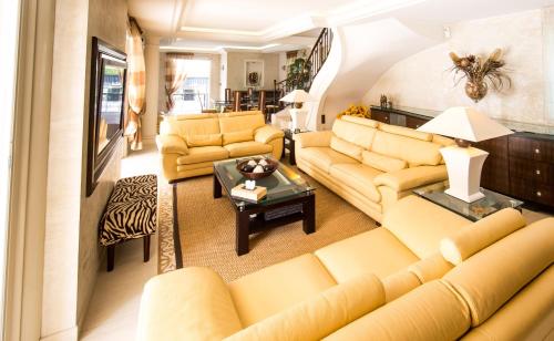 Shared lounge/TV area, EL PARADISIO Splendid 5 STARS Villa atypical in Antibes with overflowing swiming pool in Maure Shared lounge/TV area, EL PARADISIO Splendid 5 STARS Villa atypical in Antibes with overflowing swiming pool in Maure