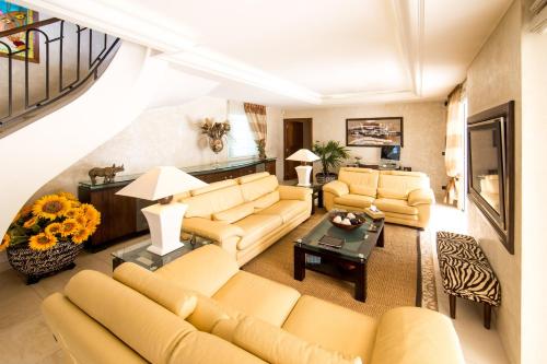 Shared lounge/TV area, EL PARADISIO Splendid 5 STARS Villa atypical in Antibes with overflowing swiming pool in Maure Shared lounge/TV area, EL PARADISIO Splendid 5 STARS Villa atypical in Antibes with overflowing swiming pool in Maure