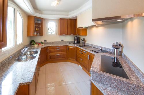 Kitchen, EL PARADISIO Splendid 5 STARS Villa atypical in Antibes with overflowing swiming pool in Maure Kitchen, EL PARADISIO Splendid 5 STARS Villa atypical in Antibes with overflowing swiming pool in Maure