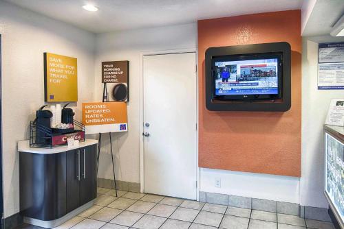 Lobby, Motel 6 Mammoth Lakes, CA in Mammoth Lakes Lobby, Motel 6 Mammoth Lakes, CA in Mammoth Lakes