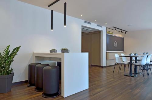 Фойє, Ratingen - B&B Hotel Düsseldorf-Ratingen in Ратінген Фойє, Ratingen - B&B Hotel Düsseldorf-Ratingen in Ратінген