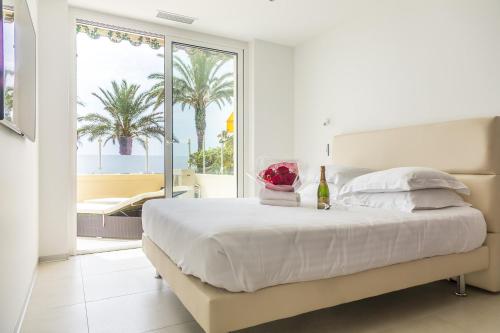 PLAGE Ground floor apartment on seafront with large terrace