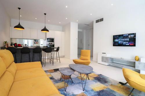 صالة مشتركة/ منطقة التلفزيون, NAPOLEON Luxurious renovated apartment 1min from Palais in لو كانيه صالة مشتركة/ منطقة التلفزيون, NAPOLEON Luxurious renovated apartment 1min from Palais in لو كانيه