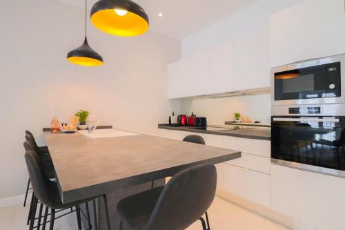 مطبخ, NAPOLEON Luxurious renovated apartment 1min from Palais in لو كانيه مطبخ, NAPOLEON Luxurious renovated apartment 1min from Palais in لو كانيه