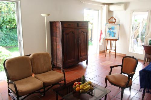 Shared lounge/TV area, SUQUETTE Charming provencal house in Antibes with nice terrace, garden and pool access in Maure Shared lounge/TV area, SUQUETTE Charming provencal house in Antibes with nice terrace, garden and pool access in Maure