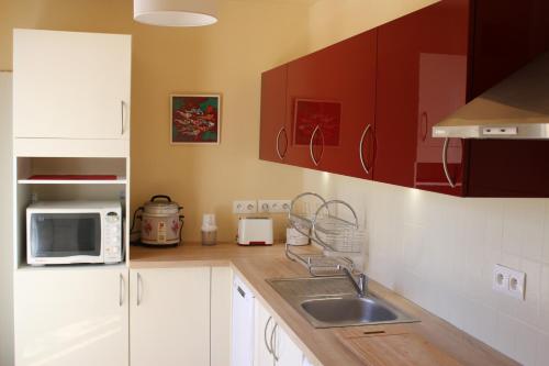 Kitchen, SUQUETTE Charming provencal house in Antibes with nice terrace, garden and pool access in Maure Kitchen, SUQUETTE Charming provencal house in Antibes with nice terrace, garden and pool access in Maure
