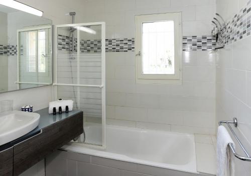Bathroom, SUQUETTE Charming provencal house in Antibes with nice terrace, garden and pool access in Maure Bathroom, SUQUETTE Charming provencal house in Antibes with nice terrace, garden and pool access in Maure