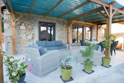 Balcony/terrace, Domaine Hourcabis - 2 gites 4 et 6 personnes in Orion Balcony/terrace, Domaine Hourcabis - 2 gites 4 et 6 personnes in Orion