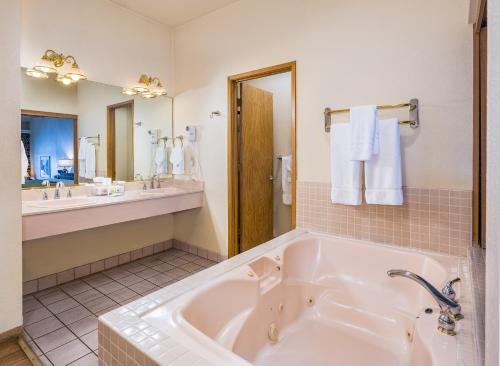 The Pines Resort & Conference Center in Bass Lake (CA) The Pines Resort & Conference Center in Bass Lake (CA)