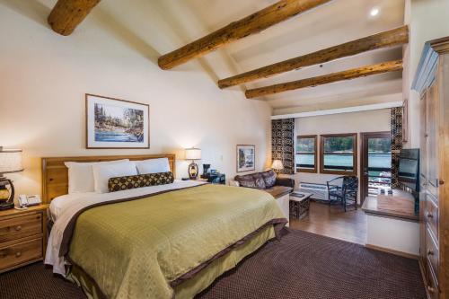 The Pines Resort & Conference Center in Bass Lake (CA) The Pines Resort & Conference Center in Bass Lake (CA)