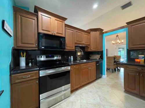 Sunny Private Heated Pool Oasis Near Sawgrass Mall in Tamarac (FL) Sunny Private Heated Pool Oasis Near Sawgrass Mall in Tamarac (FL)
