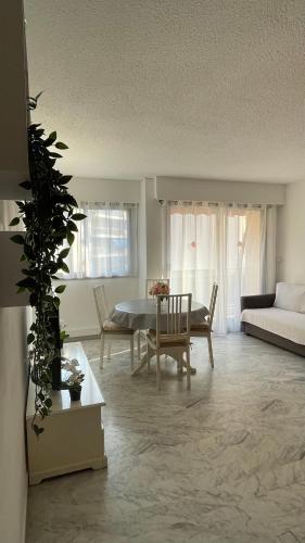 JUAN LES PINS, T2 Cosy et confortable, avec PARKING en sous-sol, proche plages et commerces in Le Ponteil JUAN LES PINS, T2 Cosy et confortable, avec PARKING en sous-sol, proche plages et commerces in Le Ponteil