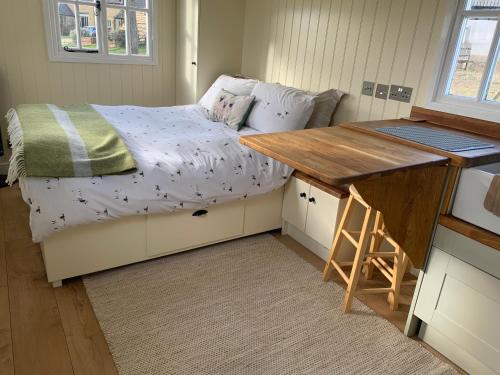 Weatherhead Farm Shepherds Hut in Buckingham Weatherhead Farm Shepherds Hut in Buckingham