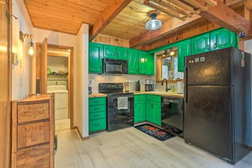 4 Mi to Tubing Cozy Bushkill Cabin with Deck! in 소 크릭 4 Mi to Tubing Cozy Bushkill Cabin with Deck! in 소 크릭