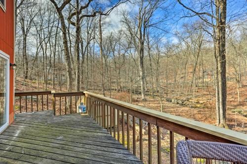 4 Mi to Tubing Cozy Bushkill Cabin with Deck! in 소 크릭 4 Mi to Tubing Cozy Bushkill Cabin with Deck! in 소 크릭