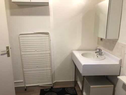 Bathroom, Appartement traversant lumineux in Viry-Chatillon Bathroom, Appartement traversant lumineux in Viry-Chatillon
